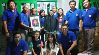 Sahabt Sosial Berbagi Mojokerto kunjungi rumah keluarga almarhum Riyanto, Senin (25/12/2023). (Joe/kabarterdepan.com) 