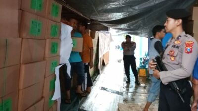 Sejumlah petugas kepolisian kawal ketat pengiriman surat suara ke gudang KPU Kabupaten Mojokerto, Selasa (26/12/2023). (Joe/kabarterdepan.com) 