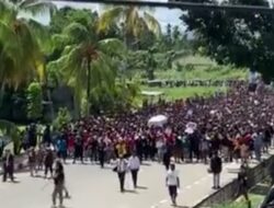 Awal Mula Kericuhan Iring-Iringan Pengantar Jenazah Lukas Enembe di Papua, Massa Bakar Mobil