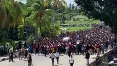 Ribuan warga papua mengantar jenazah Lukas Enembe ke tempat persemayaman, Kamis (28/12/2023). (X @angkytm)