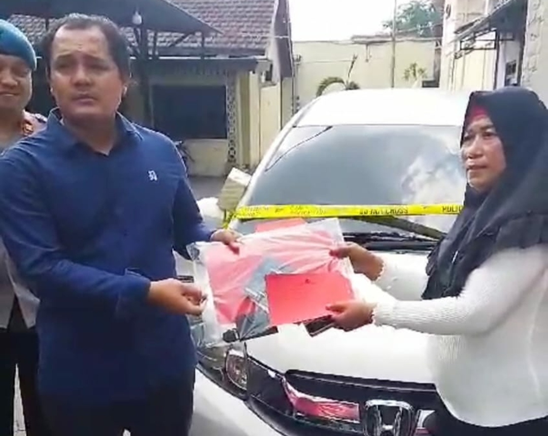 Kasat Reskrim Polres Mojokerto Kota menyerahkan Barang Bukti mobil kepada pemiliknya, Jumat (29/12/2023).(joe/kabarterdepan.com) 