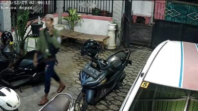 Pelaku pencurian burung kicau di Mojokerto yang terekam CCTV, Jumat (29/12/2023). (Tangkapan layar CCTV milik Edi Eko) 