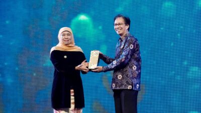 Rektor ITS Prof Dr Ir Mochamad Ashari MEng kanan saat menerima penghargaan Tokoh Peningkatan Mutu Pendidikan Jawa Timur dari Gubernur Jawa Timur Khofifah Indar Parawansa