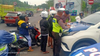Polres Bangkalan Tertibkan Lalu Lintas, Tilang Manual Puluhan Pengendara