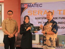 Beri Dampak bagi Ekonomi Masyarakat, Bupati Mojokerto Serahkan SLF untuk 2 Perusahaan