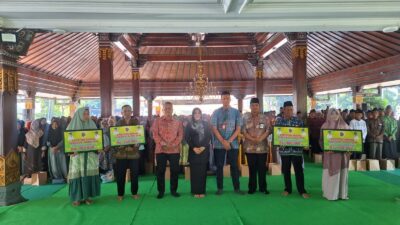 Bupati Mojokerto Serahkan Bansos, Guru TPQ 2023 dapat Insentif