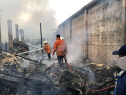 2 Damkar Padamkan Kebakaran Kandang Bebek di Kutorejo Selama 3 Jam