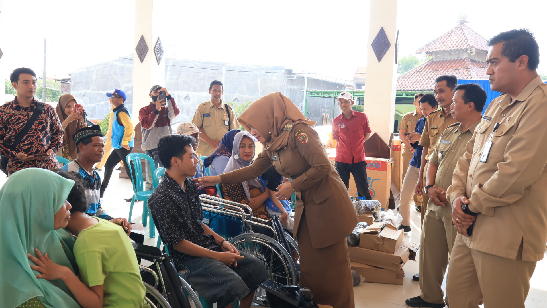 bupati mojokerto serahkan bantuan kursi roda untuk warga trowulan 20231211 201459