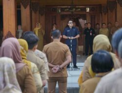 Pj Wali Kota Mojokerto Pimpin Apel Perdana, Komitmen Tingkatkan Kesejahteraan Pegawai