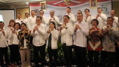 Wamenparekraf Angela Tanoe Soedibjo (tengah) diapit Ketua Umum DPP ISSITA Isyak Meirobie dan Ketua DPD ISSITA Jatim Rony Candra dan para pengurus. (Redaksi Kabarterdepan)