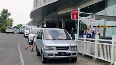 Nampak, mobil berjejer untuk antri parkir di Sunrise Mall, Kota Mojokerto (Redaksi Kabarterdepan.com) 