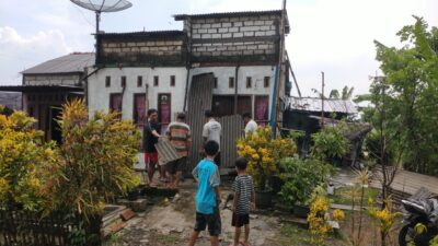 Kerusakan yang terjadi di beberapa rumah warga Desa Mojowono, Kecamatan Kemlagi, Kabupaten Mojokerto, Senin (1/1/2024) siang (Redaksi Kabarterdepan.com)
