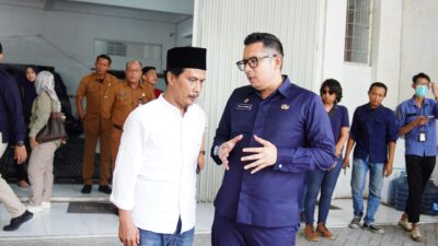 Pj Wali Kota Mojokerto berbincang dengan Ketua KPU Kota Mojokerto, Selasa (2/1/2024). (Diskominfo Kota Mojokerto) 