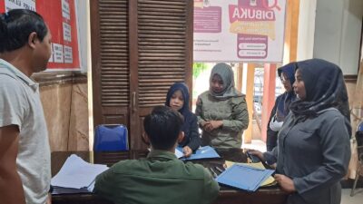 Proses pendaftaran pengawas TPS di kantor Bawaslu Kota Mojokerto, Rabu (3/1/2024). (Erix/kabarterdepan.com) 