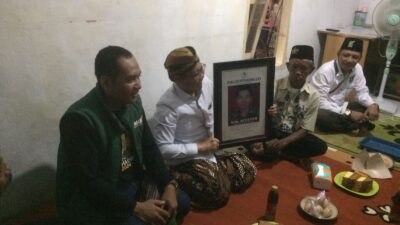 Menteri Dsa PDTT bersama Junaedi Malik di kediaman almarhum Riyanto, Sabtu (6/1/2024). (Erix/kabarterdepan.com) 