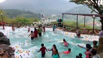 Terlihat keseruan anak anak bermain busa buatan di Kids Bubble Pool, Kecamatan Trawas, Kabupaten Mojokerto (Redaksi Kabarterdepan.com)