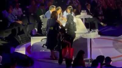 Tangkapan layar video TKN Prabowo - Gibran, Grace Natalie dan Istana Bagoes Oka nyamperin moderator yang beredar di grup WhatsApp, Minggu (7/1/2023) malam