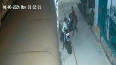Tangkapan layar rekaman CCTV pelaku mencuri motor di Desa Sambiroto, Kecamatan Sooko, Kabupaten Mojokerto (Redaksi Kabarterdepan.com)