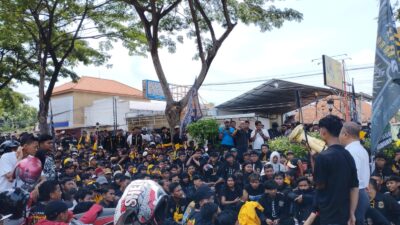 Ratusan pesilat PSHW padati depan kantor PN Mojokerto, Rabu (10/1/2024). (Redaksi kabarterdepan.com)