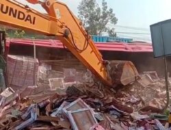 Petugas Datangkan Alat Berat untuk Evakuasi Truk Muatan Keramik Remuk di Depan SPN Jatim