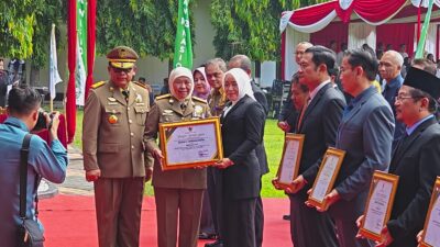 Gubernur Jatim, Khofifah menyerahkan penghargaan kepada Bupati Mojokerto, Ikfina Fahmawati dalam Apel K3 di PT Ajinomoto Indonesia (Redaksi Kabarterdepan.com) 