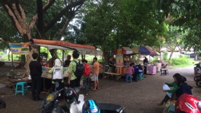 IMG 20240111 WA0159 2 Keberadaan PKL yang dianggap mengganggu akses jalan keluar masuk warga. (Erix/kabarterdepan.com)