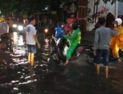 Hujan Deras, Genangan Air di Jalan Raya Pungging Buat Beberapa Motor Mogok