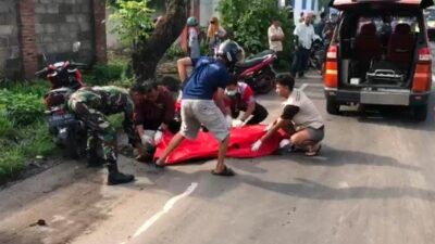 Sejumlah relawan dan warga mengevakuasi jenazah korban di Jalan Raya Pemuda, Kecamatan Mojosari, Kabupaten Mojokerto, Jumat (12/6/2024)  (Redaksi Kabarterdepan.com)