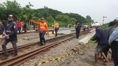Petugas memasang garis police line di sekitar KA Pandalungan yang mengalami kecelakaan di Sidoarjo, Minggu (14/1/2024) (Eko Setyawan / Redaksi Kabarterdepan.com) 