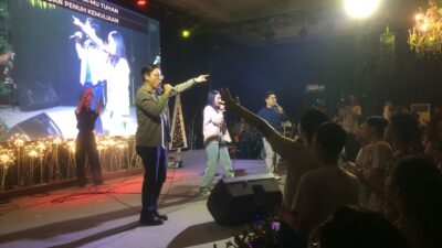 Penyanyi Billy Simpson dan Kevin Lim Meriahkan Perayaan Natal di GBT Kota Mojokerto