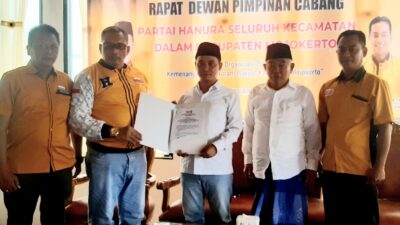 Gus Barra menerima surat rekomendasi dari partai Hanura untuk maju sebagai calon Bupati Mojokerto periode 2024-2029. (Redaksi kabarterdepan.com)