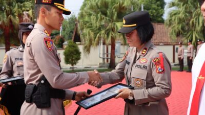 Kapolres Baru menyerahkan reward kepada personel berprestasi, Senin (15/1/2024). (Yan/kabarterdepan.com)