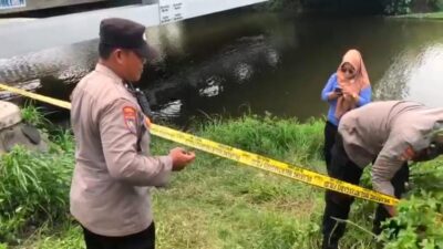 Polisi memasang garis polisi di Sungai Sadar, Senin (15/01/2024) siang (Redaksi Kabarterdepan.com)