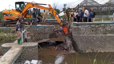 DPUPR Pemkot Batu, saat mengerjakan pembangunan Dam di Kali Paron Desa Bumiaji, Kecamatan Bumiaji.(Yan/kabarterdepan.com) 