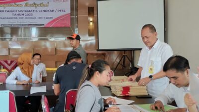 BPN Kota Batu saat membagikan 200 Sertifikat Tanah Program PTSL Tahun 2023 di Desa Pandanrejo. (Yan/kabarterdepan.com)