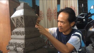Kisah Hadi Siswanto, Perajin Terakota Miniatur Candi di Mojokerto yang Bertahan dengan Metode Tradisional
