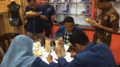 Proses pengawasan BDKT produk UKM kota Mojokerto, Kamis (18/1/2024). (Erix/kabarterdepan.com) 