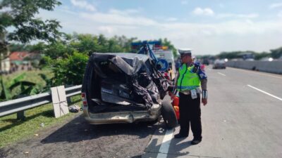 Petugas Kepolisian melakukan olah TKP di Tol Sumo, KM 719 jalur A Ruas Tol Surabaya - Mojokerto, Kamis (18/1/2024) pagi (Redaksi Kabarterdepan.com)