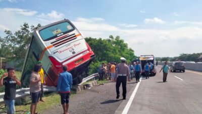 Bus Harapan Jaya yang terlibat laka di KM 719 jalur A Ruas Tol Surabaya - Mojokerto pada Kamis (18/1/2024) pagi (Redaksi Kabarterdepan.com) 
