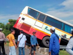 Info Awal, Bus Harapan Jaya Tabrak Mobil hingga Keluar Jalur Tol Sumo