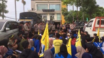 Aksi demo mahasiswa PMII Mojokerto dan warga di Kantor BPN Mojokerto, Jumat (19/1/2024). (Erix/kabarterdepan.com)