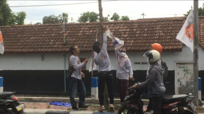 Alat Peraga Kampanye yang dilakukan di pohon dicopot petugas Bawaslu Kota Mojokerto, Jumat (19/1/2024). (Erix/kabarterdepan.com) 