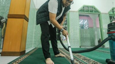 Pj Wali Kota Mojokerto, Moh Ali Kuncoro bersih-bersih Langgar Waqof Darut Taubah Pekayon, Kelurahan Kranggan (Kominfo Kota Mojokerto)