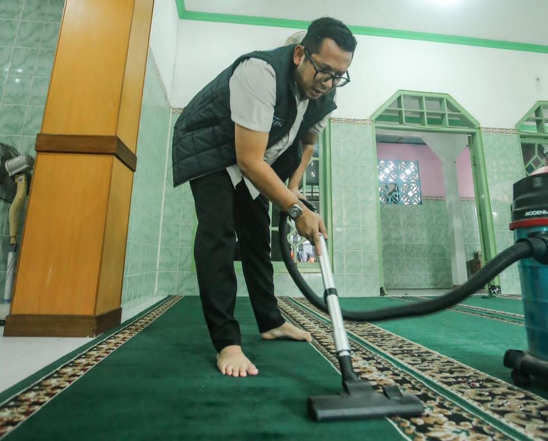 Pj Wali Kota Mojokerto, Moh Ali Kuncoro bersih-bersih Langgar Waqof Darut Taubah Pekayon, Kelurahan Kranggan (Kominfo Kota Mojokerto) 
