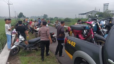 Petugas mengamankan kendaraan yang gunakan knalpot brong di Jalan Desa Watukenongo, Kecamatan Pungging, Kabupaten Mojokerto. Kamis (18/1/2024) sore (Redaksi Kabarterdepan.com) 