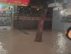 Hujan Deras Membuat Banjir di Simpang 4 Jetis, Pengendara Sempat Tersendat