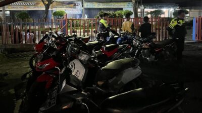 Satlantas Polres Mojokerto melakukan penilangan (Redaksi Kabarterdepan.com)
