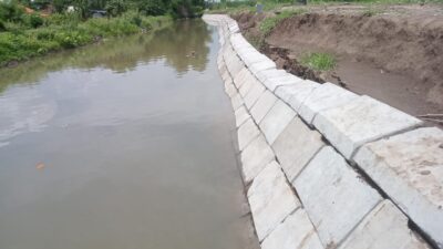 Petani di Jombang Kecewa Kualitas Pengerjaan Proyek Irigasi yang Jelek, Terkesan Asal-asalan