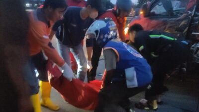 Evakuasi korban laka lantas di Jalan Raya Bypas Magersari, Kota Mojokerto, Selasa (23/01/2024) pagi (Redaksi Kabarterdepan.com)