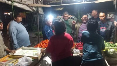 TPID dan Disperdindag melakukan sidak harga cabe di Pasar Mojosari (Redaksi Kabarterdepan.com)
